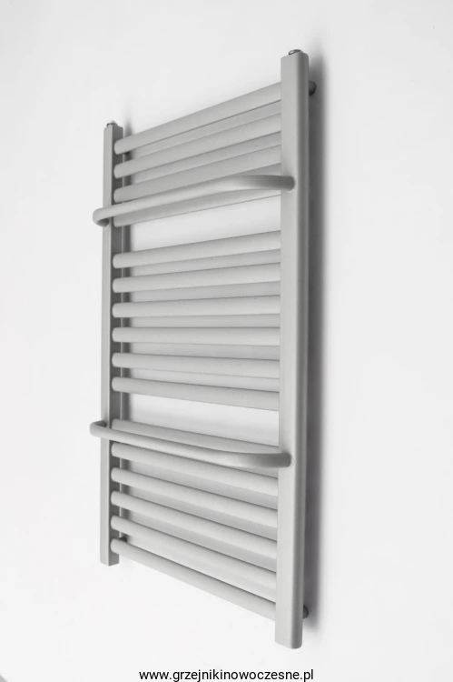 Grzejnik łazienkowy  Regnis ŁEZKA PROSTA Z WIESZAKAMI  1205x540  ( moc 667 W ) - rozstaw dolny 500 mm